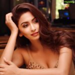 Eshanya Maheshwari Instagram - Mind- what if you get hurt again ? heart - he’s worth the risk 😉 Me- follow your heart 😝 #dilkyunyehmera #💞 Photography- @ajayyparmar H&M- @zuberiya_ansari