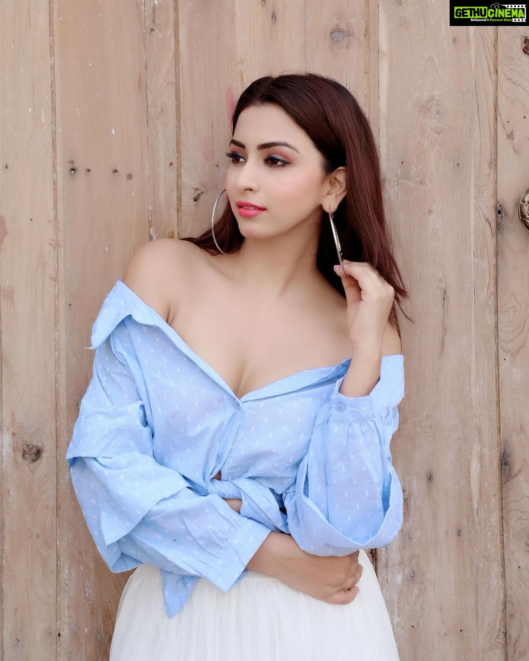 Eshanya Maheshwari Instagram - She was not fragile like a flower, She was fragile like a bomb. #attitude😎 #beyourself #styleblogger #fashionblogger Top- @faballey 🕶- @mapra_accessories Photography- @ibphotography27