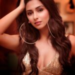 Eshanya Maheshwari Instagram - She was the type of girl, The moon chased and the stars wished for. ✨💫 #magicofbeauty Photographer @ibphotography27 M&H and styling 🙋🏻‍♀️ Location @drinkery51 Drinkery 51