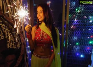 Eshanya Maheshwari Instagram - Diwali happiness ✨✨✨ #diwalirituals #diwalilights #diwali #saynotocrackers🚫🙏 I don't burn fire crackers to prevent pollution and to keep animals safe.. This is just for diwali rituals 😇🙏