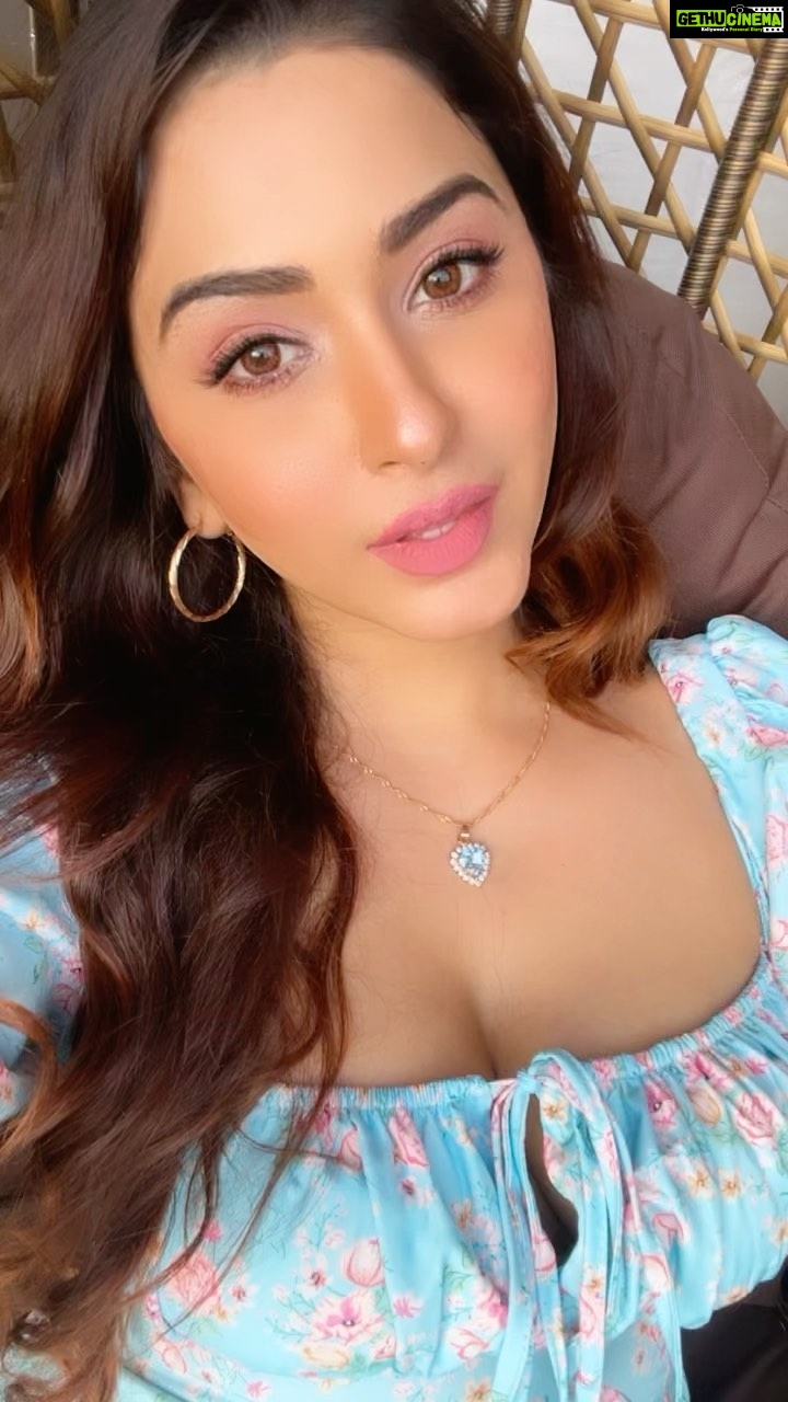 Eshanya Maheshwari Instagram - Kya hum itne haseen hain…? 😉💙 Follow me on josh app for more exclusive videos 💁🏻♀️ @officialjoshapp #humitnehaseentohnahi😇🙇♀️❤ #reels #reelsinstagram #reelitfeelit #feelitreelit #feelkaroreelkaro #cutness #esshanya #esshanyamaheshwari