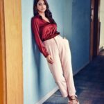 Eshanya Maheshwari Instagram - A WOMAN WITH CLASS IS TIMELESS. ✌️🏻☺️ #beclassy #strongwoman #independentwoman #beyourself #staypositive #eshanyamaheshwari #EM #instablogger #fashionblogger #styleblogger #classywomen #bosslady Photographer- @ajayyparmar Makeup- @zuberiya_ansari Hair- @hummi_chummi Styling by - 🙋‍♀️🏻 Location- @hotelaureole Aureole Hotel
