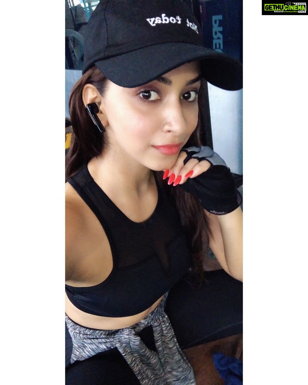 Eshanya Maheshwari Instagram - I love working out while listening to music, it helps me to get freedom from negative thoughts like "I won't ever achieve my fitness goals". I always believed that if we need to experience freedom, we have to free ourselves from our surroundings. These all-new true wireless earphones- ZeroG from @tagg_Digital allows me to free myself from the surroundings and let me focus my workouts properly. #AbsoluteFreedom #TAGG #KeepsYouAhead #TAGGEarphones #TrueWireless Photo courtesy- @2244abhishek #mondaymotivation #gymmotivation #mymusictime #mychoice El gymnasio