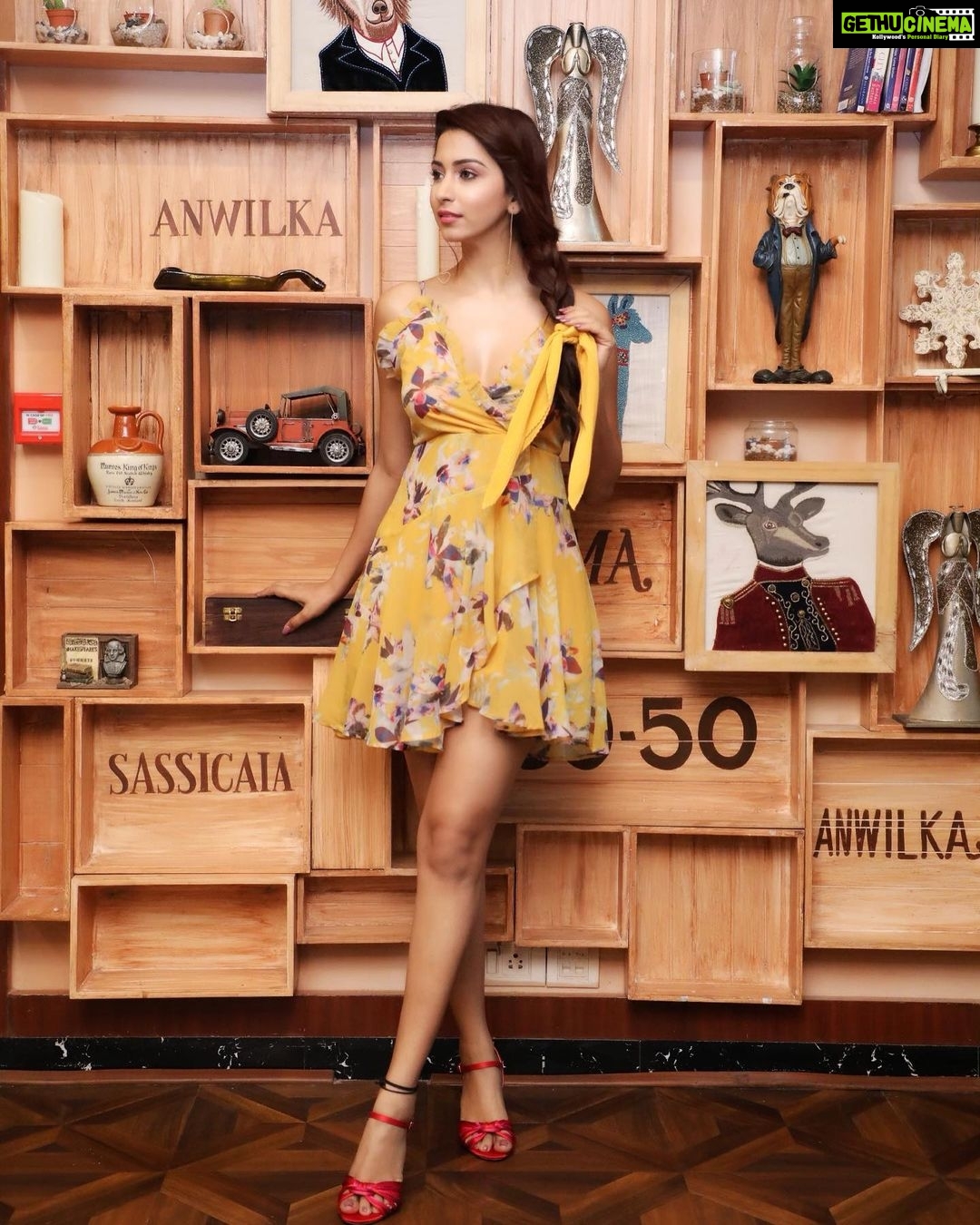 Eshanya Maheshwari Instagram - HE SAID - HAPPINESS LOOKS GORGEOUS ON ME ☺️ ✨ #smile #happiness💕 #yellow💛 📸- @ibphotography27