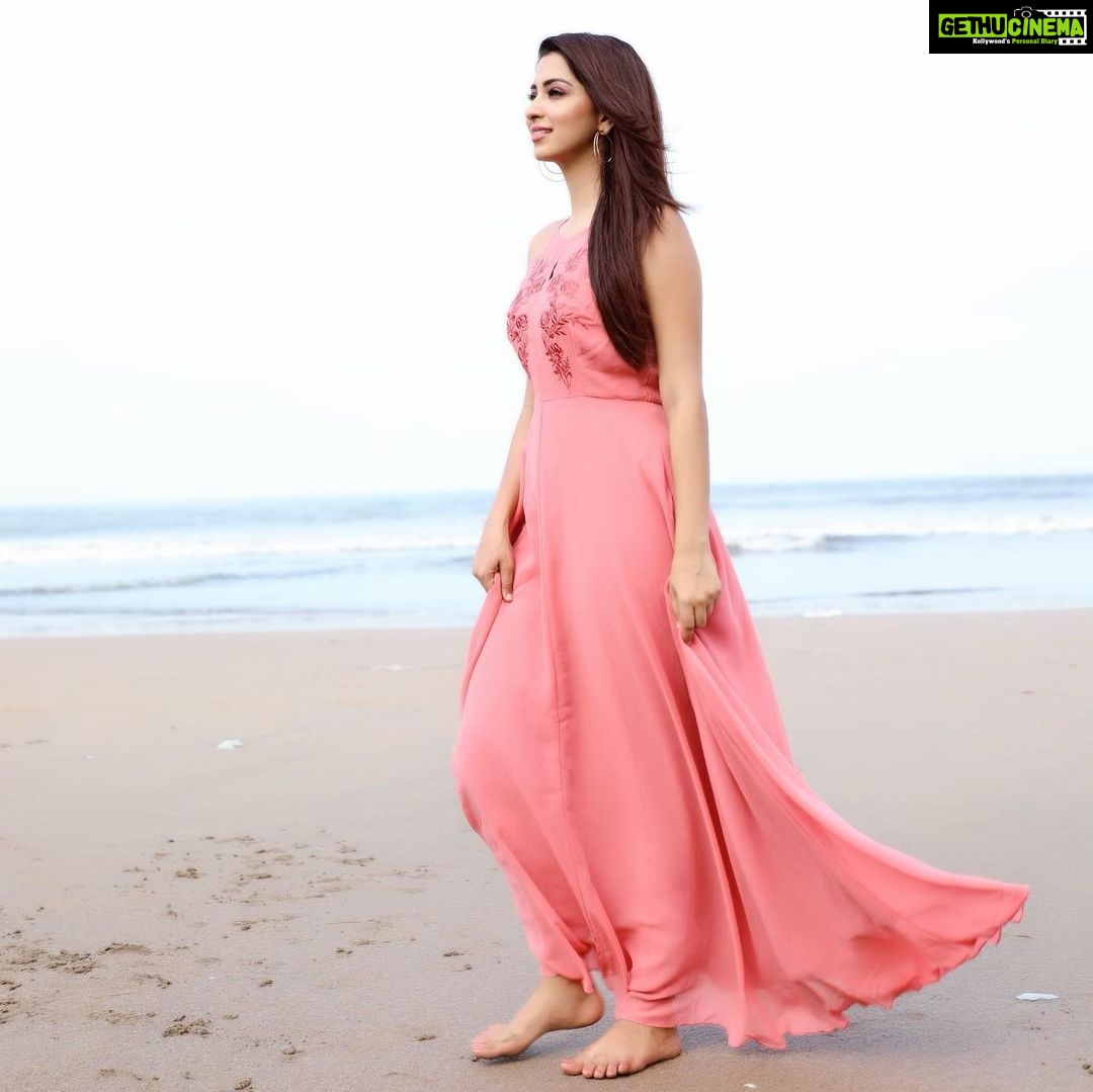 Eshanya Maheshwari Instagram - He said - I love the way your eyes sparkle when you smile ☺️ and then I couldn’t stop smiling 😁 #smile Outfit- @faballey Photography- @ibphotography27