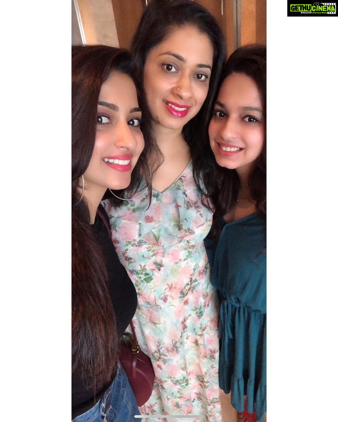 Eshanya Maheshwari Instagram - Very happy birthday π₯³ to most sexy mother π
ππ€π @maheswariswati Itβs easy to be mother , but itβs difficult to be friends first and then mother but mom you play every role so well π€π blessed to have you as mother πlove you