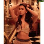 Eshanya Maheshwari Instagram - There’s only one accurate synonym for “Friday” BOOM SHAKALAKA 👻😜💁🏻‍♀️ #weekendvibes #walkingintoweekendlike #showmemoregliter Photographer @ibphotography27 Hair&makeup , styling 🙋🏻‍♀️ Location @drinkery51 Drinkery 51