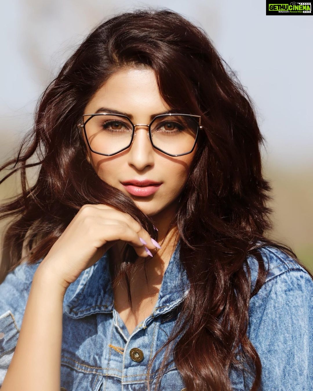 Eshanya Maheshwari Instagram - Hooked on HEXAGONS 🤓 😍 To make every basic outfit look out of ordinary. These frames from @lenskart are total 6/6, aren’t they? #iamhookedonthelooks #iamhookedonhexagon #iamhooked #lenskart #stlisheyewear #coolglasses Photo courtesy- @ajaypatilphotography