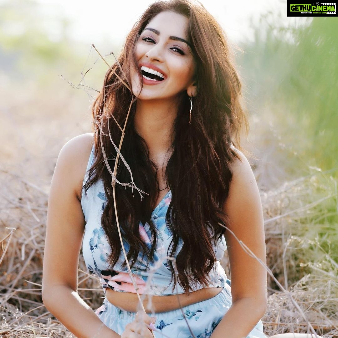 Eshanya Maheshwari Instagram - I am sucker for HAPPINESS ๐๐๐ป #lifeismagical #happiness๐ #smile #potrait Photo courtesy- @ajaypatilphotography