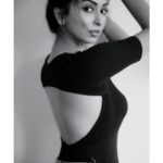 Eshanya Maheshwari Instagram - She wears always black 🖤 but her heart is very colourful 🌈 💫✨ #loveforblack #blacklover🖤 PHOTOGRAPHER- @mohitbhatia91