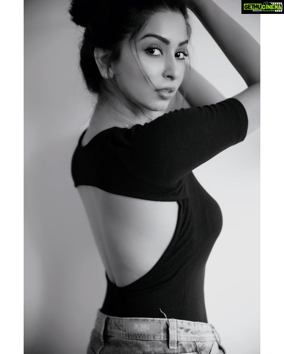 Eshanya Maheshwari Instagram - She wears always black 🖤 but her heart is very colourful 🌈 💫✨ #loveforblack #blacklover🖤 PHOTOGRAPHER- @mohitbhatia91