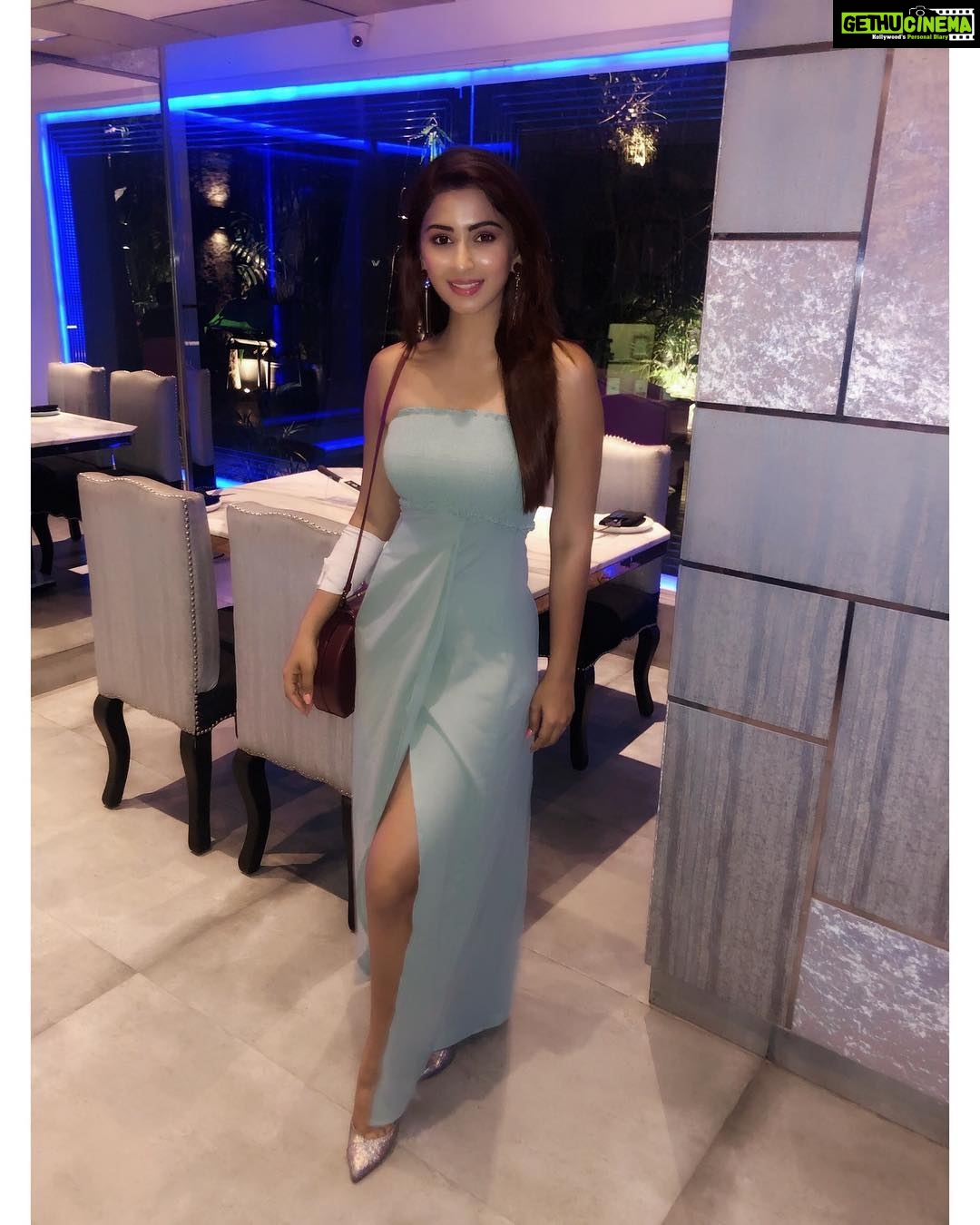 Eshanya Maheshwari Instagram - THE JOY OF DRESSING IS AN ART 💫#shein Outfit by @sheinofficial @shein_in Product code:-660289 https://bit.ly/2v1e6Hy tap on this and use my Discount code:- eshanyaQ2 to get 200off on orders above 2000 👻😁