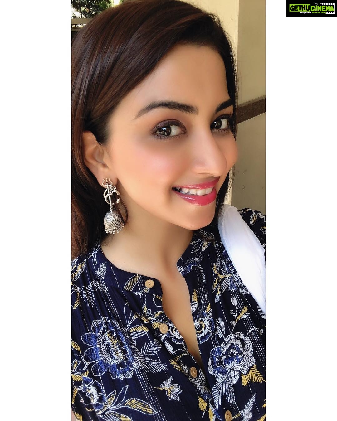 Eshanya Maheshwari Instagram - Happy Navratri and Gudi padwa 😇🙏✨💫 #thankyougod for amazing life , family, friends and everything you have plan ahead for me 🌈☀️💫