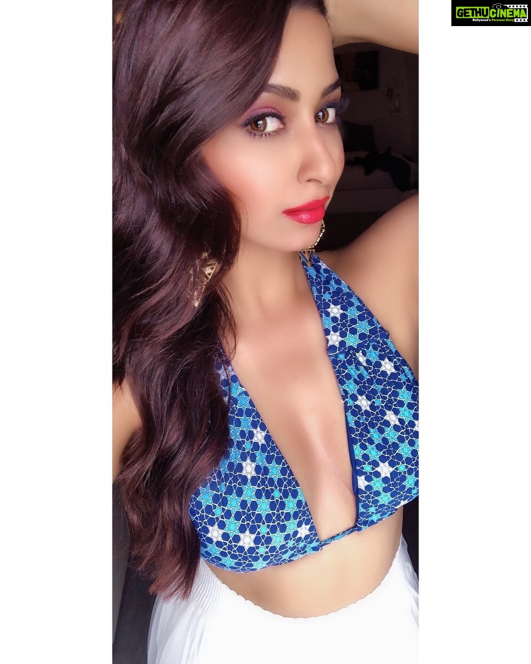 Eshanya Maheshwari Instagram - THE TANS WILL FADE BUT THE MEMORIES WILL LAST FOREVER ☺️✨ #tbt #greece #oia #santorini #vacation Oía Santorini, Greece