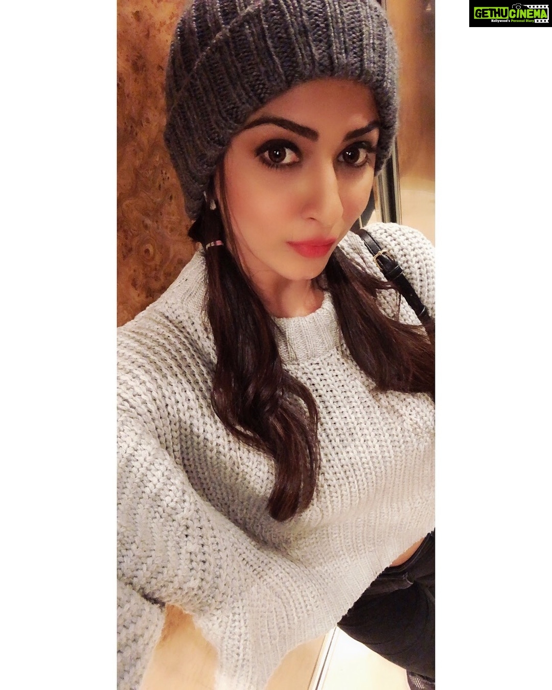 Eshanya Maheshwari Instagram - My winter days in Greece π¬π· was so stylish with this grey sweater from @sheinofficial @shein_in π Oder yours now with coupon code eshanyaQ2π» and get 200 off ππ»on your orders #sheinsale401 #styleblogger #shein