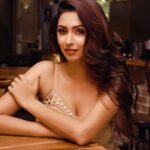 Eshanya Maheshwari Instagram - It doesn’t take’s lot of hard work to make something SIMPLE ☺️ #beyourself #embrace #innerbeauty Photographer @ajayyparmar M&H @zuberiya_ansari Location @knottyyard Knotty Yard
