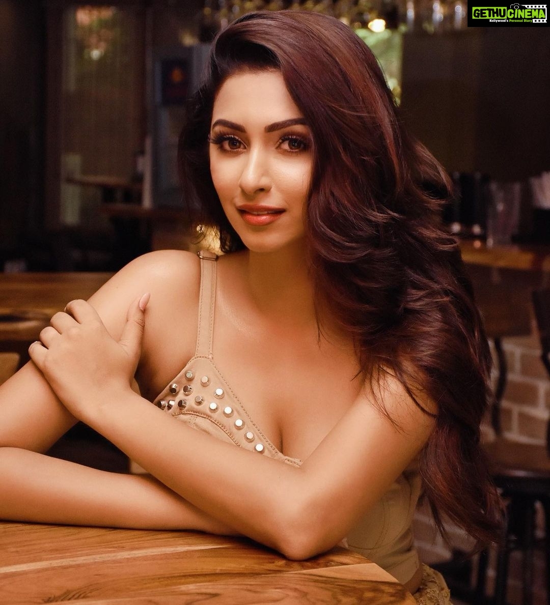 Eshanya Maheshwari Instagram - It doesn’t take’s lot of hard work to make something SIMPLE ☺️ #beyourself #embrace #innerbeauty Photographer @ajayyparmar M&H @zuberiya_ansari Location @knottyyard Knotty Yard