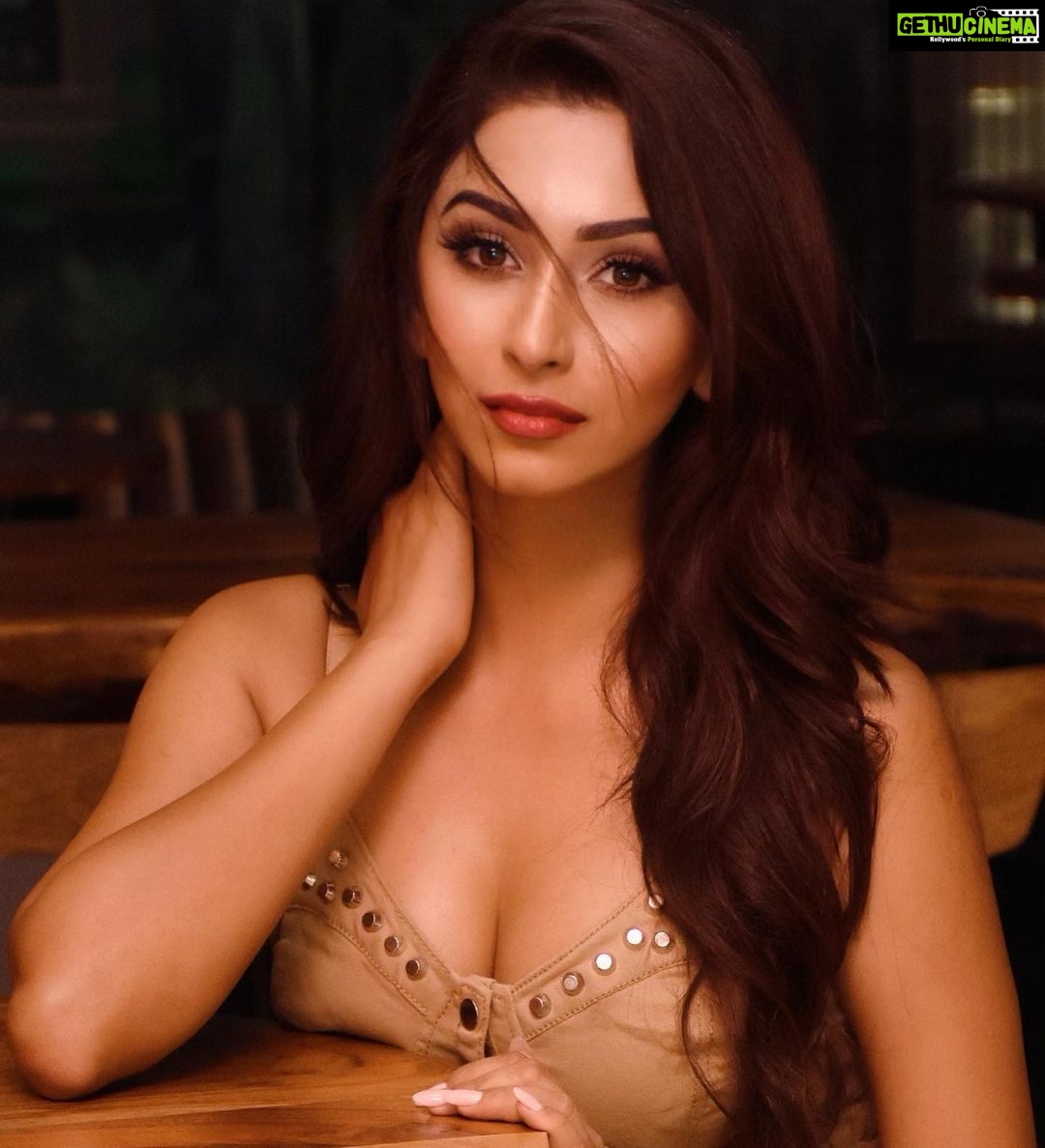 Eshanya Maheshwari Instagram - It doesn’t take’s lot of hard work to make something SIMPLE ☺️ #beyourself #embrace #innerbeauty Photographer @ajayyparmar M&H @zuberiya_ansari Location @knottyyard Knotty Yard