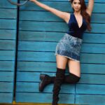 Eshanya Maheshwari Instagram - People have the right to have their opinion and you have the right to ignore it 😜🤘🏻 #dontletothersdefineyou #beyourself Photographer @ajayyparmar M&H @zuberiya_ansari Location @knottyyard Knotty Yard