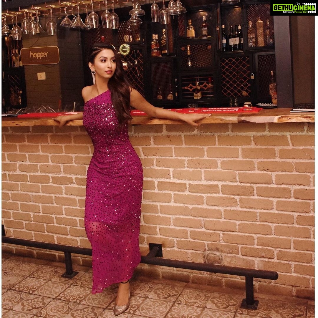 Eshanya Maheshwari Instagram - Real style is never RIGHT OR WRONG It’s a matter of being yourself On purpose #styleblogger #fashionblogger Outfit @atticsalt___ M&H @zuberiya_ansari Photographer @ajayyparmar Location @knottyyard Knotty Yard