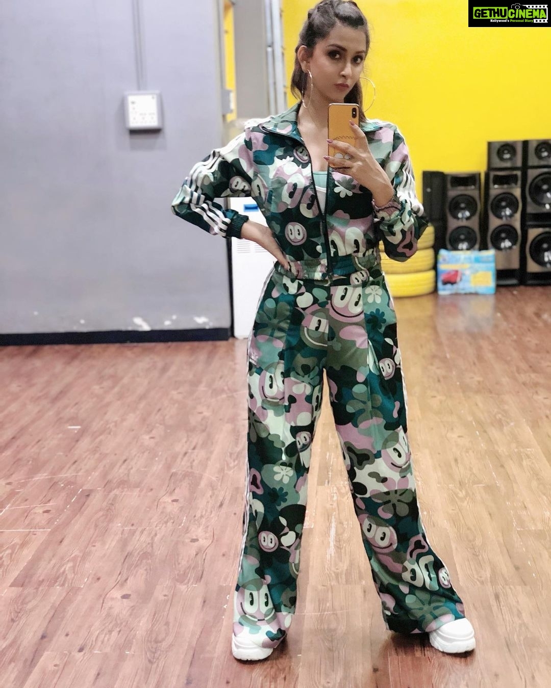 Eshanya Maheshwari Instagram - I feel like female @ranveersingh 🤣😍😜 in this @Adidas originals 🤓 #loveforranveersingh❤️ #adidas #adidasorginals Boom Box - Dance & Fitness garage