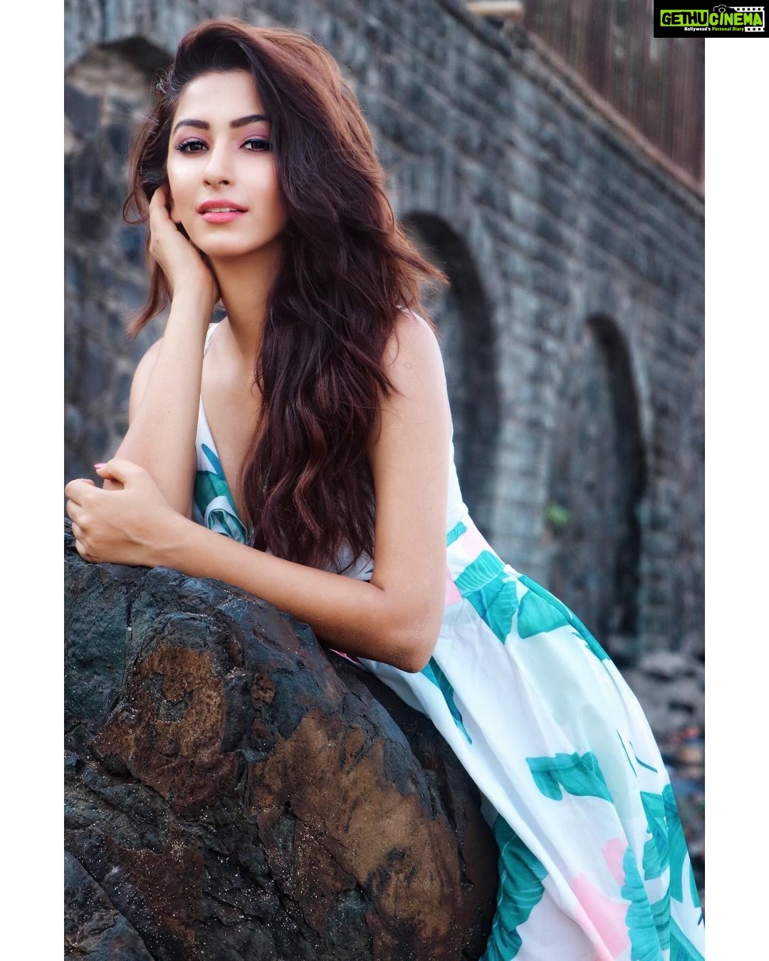 Eshanya Maheshwari Instagram - One touch is all it takes.... To make a girl fall in love with a horse.. Meet badal š“ š #animallover #horse #horsegirl #shein #sheinbeachseason #sheingals #rishinakandhariphotography Outfit- @shein_in @sheinofficial Search id for this dress- 697581 Photo courtesy- @rishinakandhari Use coupon code SHSW05 and get 10% off