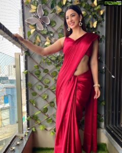 Eshanya Maheshwari Instagram - ❤️ Ps: on fans demand 💁🏻‍♀️ #sareelove #desigirl #saree #red #esshanyamaheshwari #esshanya