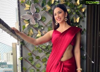 Eshanya Maheshwari Instagram - ❤️ Ps: on fans demand 💁🏻‍♀️ #sareelove #desigirl #saree #red #esshanyamaheshwari #esshanya