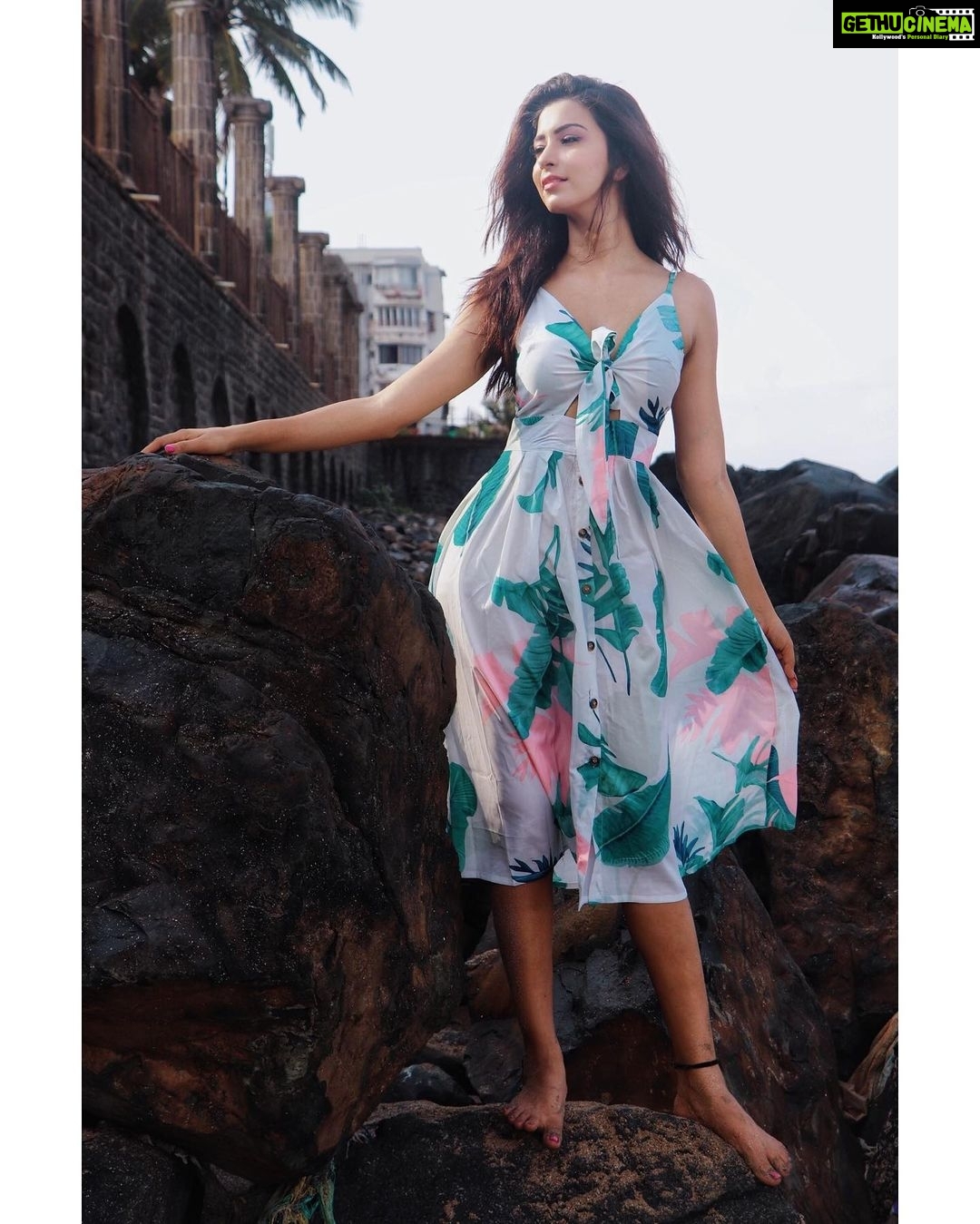 Eshanya Maheshwari Instagram - One touch is all it takes.... To make a girl fall in love with a horse.. Meet badal š“ š #animallover #horse #horsegirl #shein #sheinbeachseason #sheingals #rishinakandhariphotography Outfit- @shein_in @sheinofficial Search id for this dress- 697581 Photo courtesy- @rishinakandhari Use coupon code SHSW05 and get 10% off