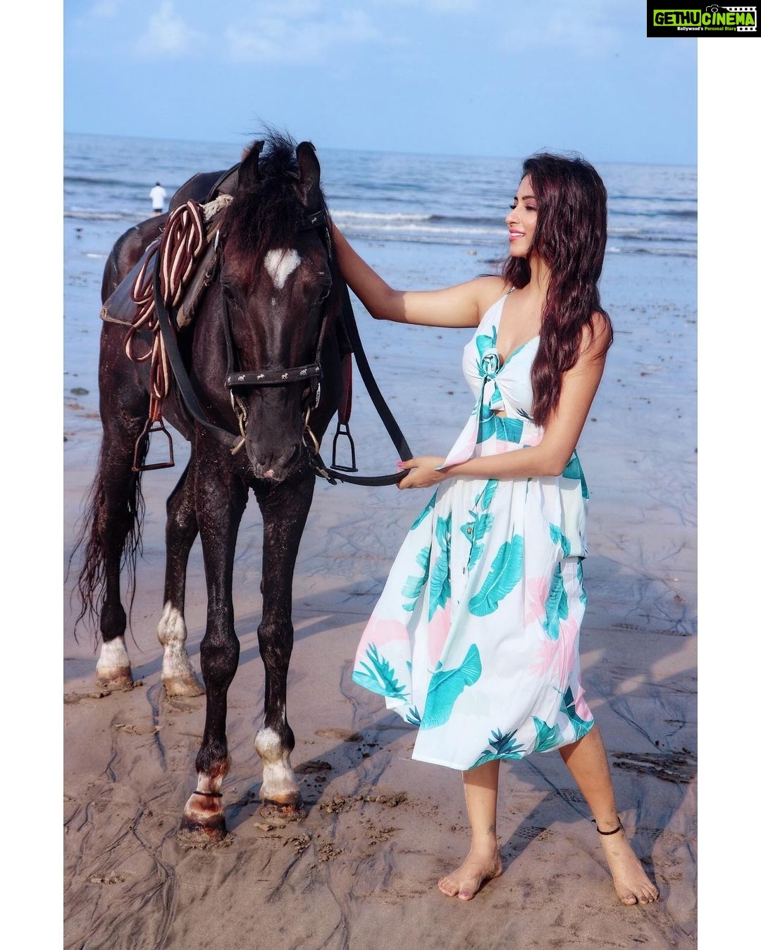 Eshanya Maheshwari Instagram - One touch is all it takes.... To make a girl fall in love with a horse.. Meet badal š“ š #animallover #horse #horsegirl #shein #sheinbeachseason #sheingals #rishinakandhariphotography Outfit- @shein_in @sheinofficial Search id for this dress- 697581 Photo courtesy- @rishinakandhari Use coupon code SHSW05 and get 10% off