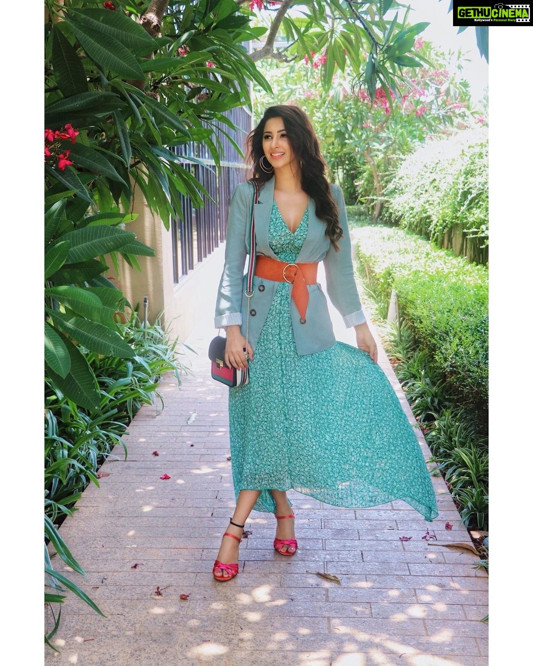 Eshanya Maheshwari Instagram - Here's me nailing the Summer yet Chic look from @promod_india SS19 collection.🌸 TOP TO TOE IN @promod #promodindia #promod #ootd #twepl #rishinakandhariphotography Photo courtesy- @rishinakandhari Thank you @imraanlightwala @jay_varia22