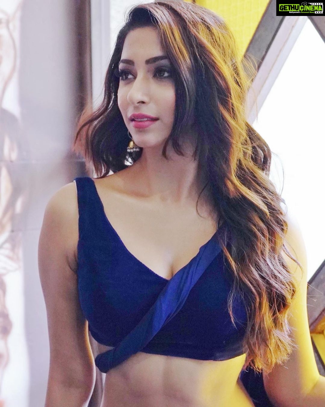 Eshanya Maheshwari Instagram - “Do universe a favour, Don’t hide your magic...” ✨🥰💫 Photo courtesy- @robindsouzaa Location courtesy- @mitronbarcafe Mitron Cafe & Bar