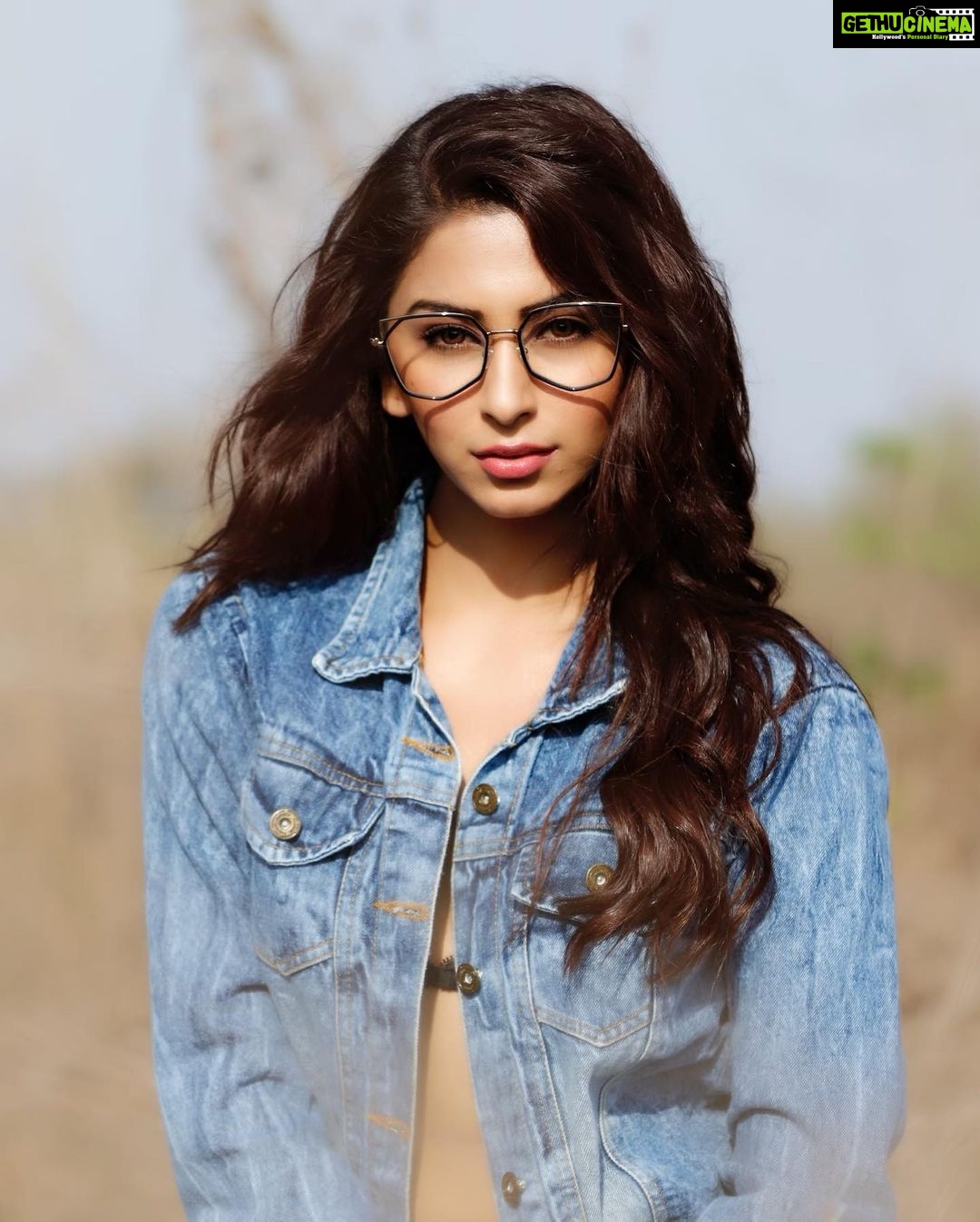 Eshanya Maheshwari Instagram - Hooked on HEXAGONS 🤓 😍 To make every basic outfit look out of ordinary. These frames from @lenskart are total 6/6, aren’t they? #iamhookedonthelooks #iamhookedonhexagon #iamhooked #lenskart #stlisheyewear #coolglasses Photo courtesy- @ajaypatilphotography