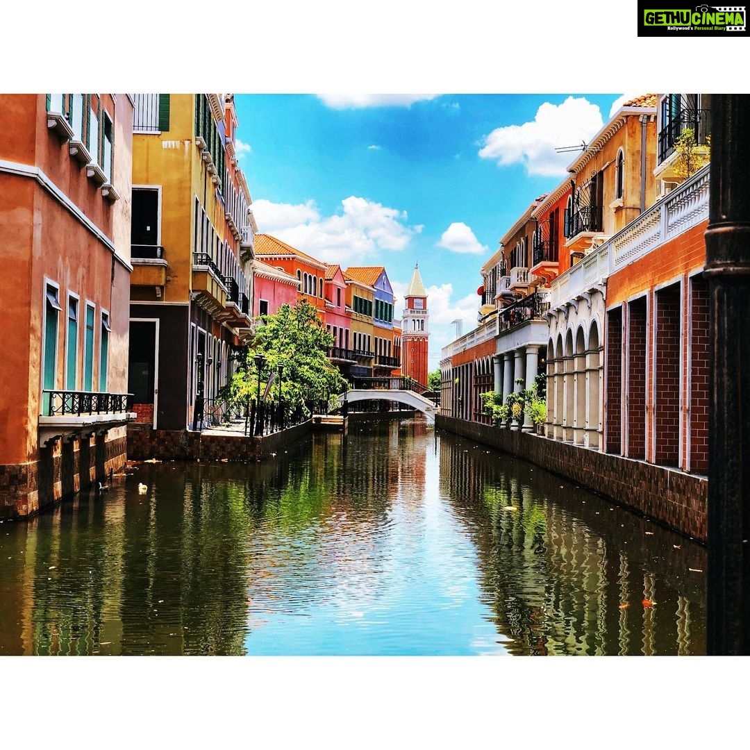 Eshanya Maheshwari Instagram - Escape and breathe the air of new places ☺️ shot by me #travelblogger #bangkok #bangkokstreetphotography #thailand #shotoniphonex #shotbyme Bangkok, Thailand