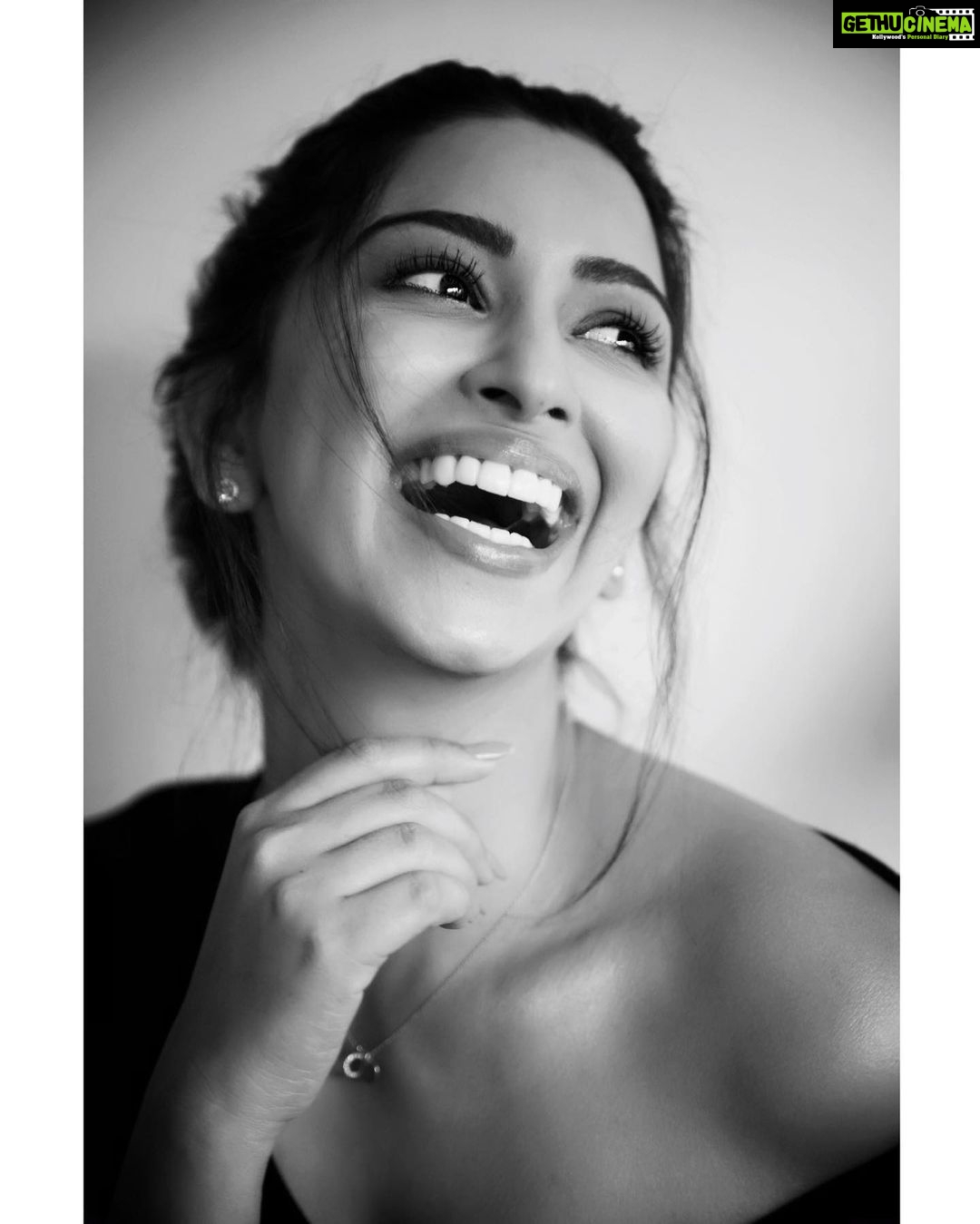 Eshanya Maheshwari Instagram - A SMILE IS THE PRETTIEST THING YOU CAN WEAR. š š¤š IāM WEARING THE SMILE YOU GAVE ME - @pearl32dentalspa PHOTOGRAPHER - @mohitbhatia91 š¤