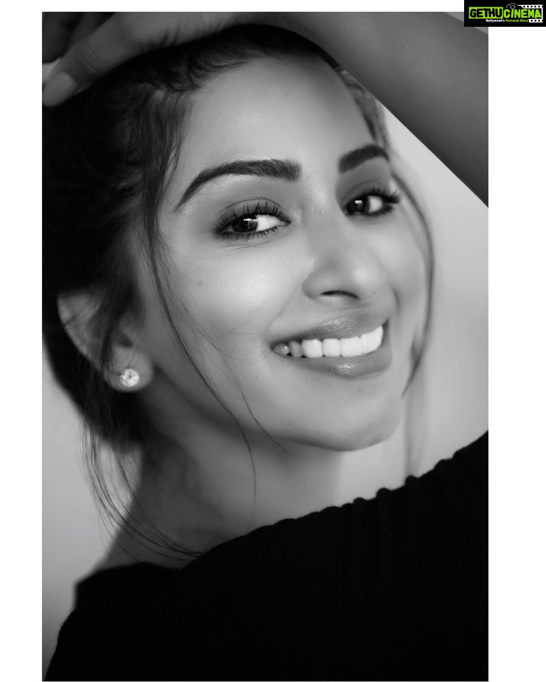 Eshanya Maheshwari Instagram - A SMILE IS THE PRETTIEST THING YOU CAN WEAR. š š¤š IāM WEARING THE SMILE YOU GAVE ME - @pearl32dentalspa PHOTOGRAPHER - @mohitbhatia91 š¤