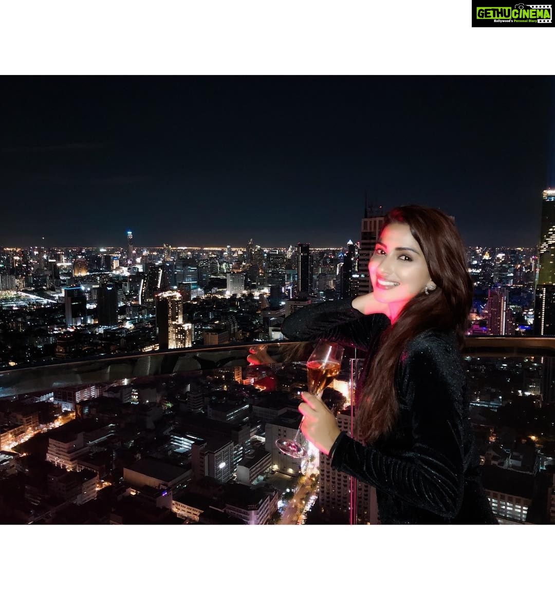 Eshanya Maheshwari Instagram - SUMMER NIGHTS AND CITY LIGHTS 😍✨😁 @skybarbangkok #bangkok #skybarbangkok #thailand #travelblogger #instatravel #shotoniphonex #nightlights✨ Photo courtesy- @mohitbhatia91 Sky Bar Labua State Tower Bkk