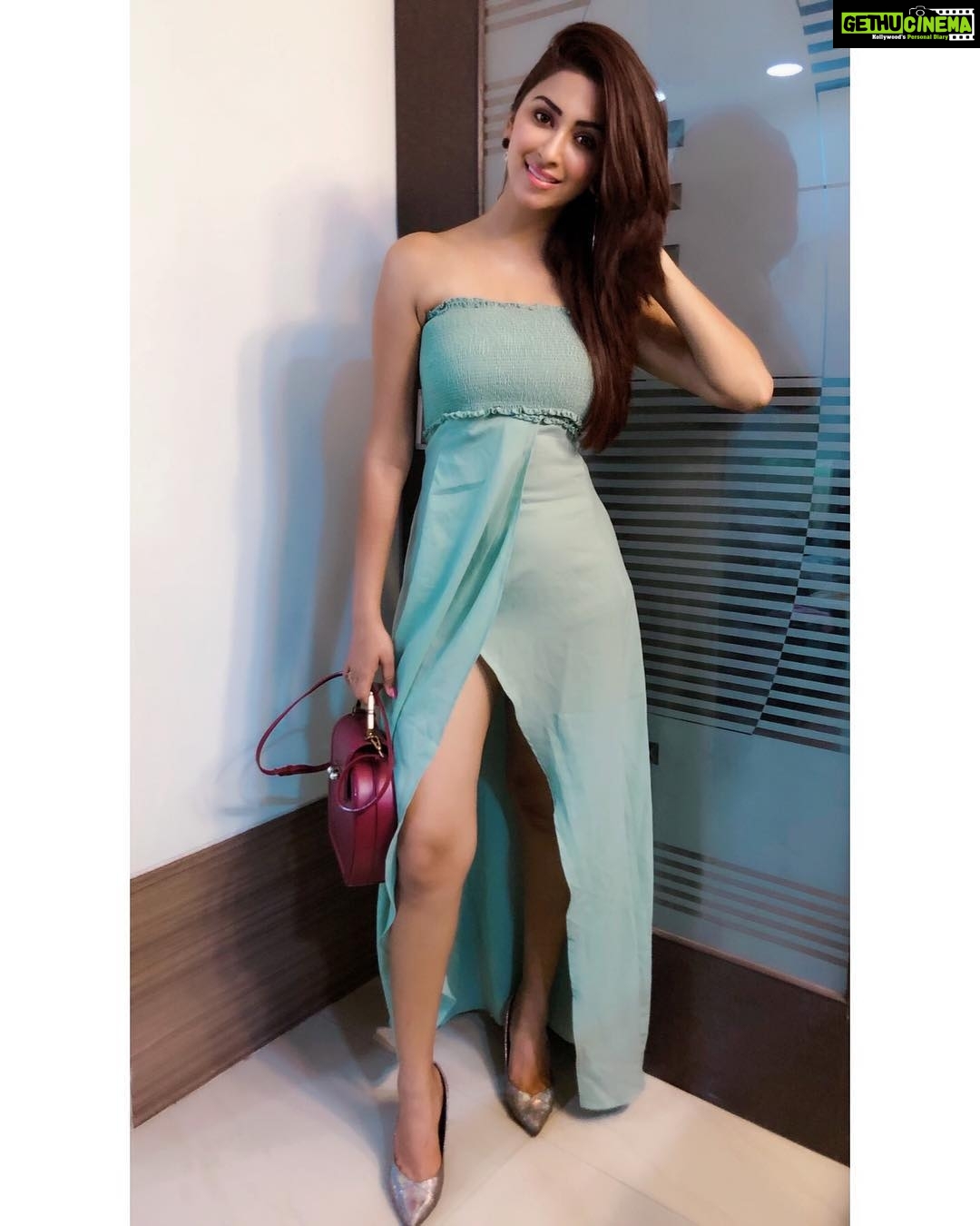 Eshanya Maheshwari Instagram - THE JOY OF DRESSING IS AN ART 💫#shein Outfit by @sheinofficial @shein_in Product code:-660289 https://bit.ly/2v1e6Hy tap on this and use my Discount code:- eshanyaQ2 to get 200off on orders above 2000 👻😁