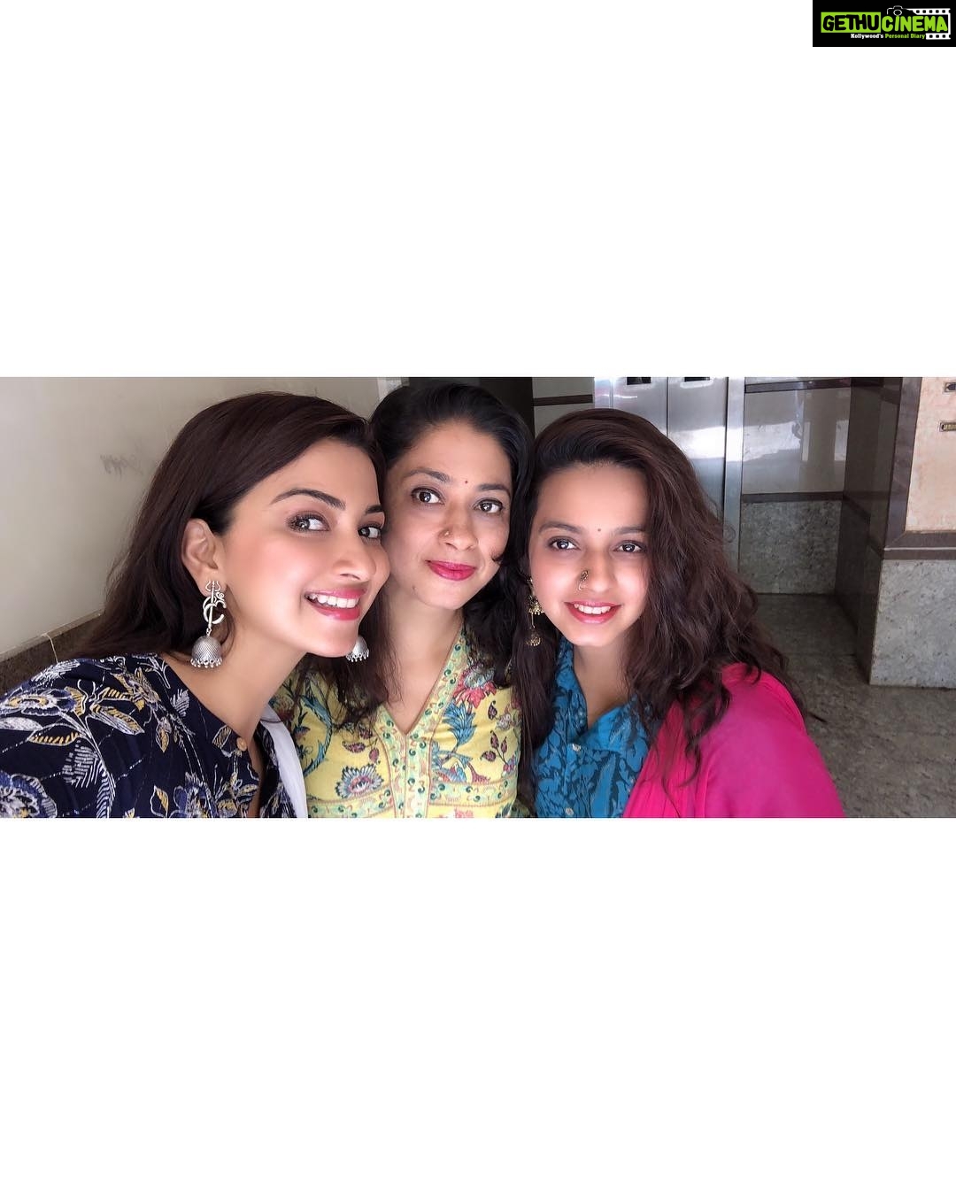 Eshanya Maheshwari Instagram - Happy Navratri and Gudi padwa 😇🙏✨💫 #thankyougod for amazing life , family, friends and everything you have plan ahead for me 🌈☀️💫