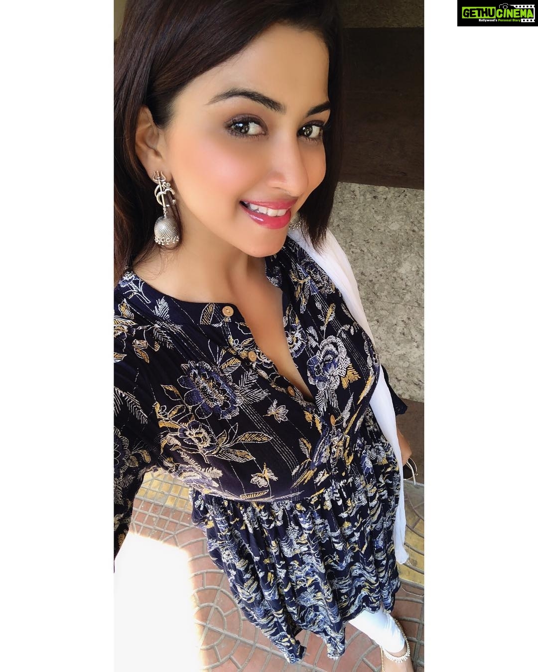 Eshanya Maheshwari Instagram - Happy Navratri and Gudi padwa 😇🙏✨💫 #thankyougod for amazing life , family, friends and everything you have plan ahead for me 🌈☀️💫