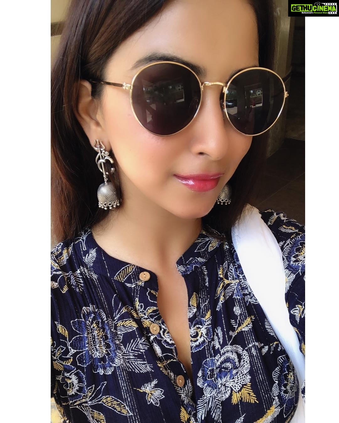 Eshanya Maheshwari Instagram - Happy Navratri and Gudi padwa 😇🙏✨💫 #thankyougod for amazing life , family, friends and everything you have plan ahead for me 🌈☀️💫