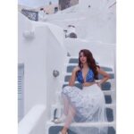 Eshanya Maheshwari Instagram - THE TANS WILL FADE BUT THE MEMORIES WILL LAST FOREVER ☺️✨ #tbt #greece #oia #santorini #vacation Oía Santorini, Greece