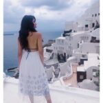 Eshanya Maheshwari Instagram - THE TANS WILL FADE BUT THE MEMORIES WILL LAST FOREVER ☺️✨ #tbt #greece #oia #santorini #vacation Oía Santorini, Greece
