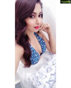Eshanya Maheshwari Instagram - THE TANS WILL FADE BUT THE MEMORIES WILL LAST FOREVER ☺️✨ #tbt #greece #oia #santorini #vacation Oía Santorini, Greece