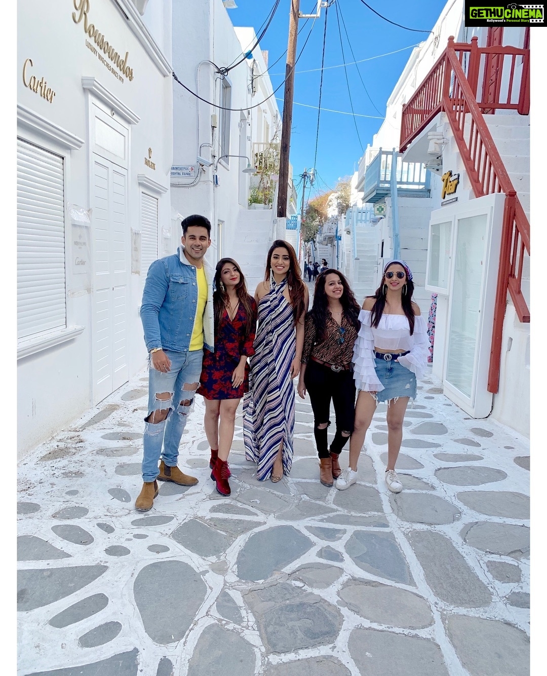 Eshanya Maheshwari Instagram - There’s no time to be bored in a world as beautiful as this. #mykonos #littlevenice #greece🇬🇷 #travelblogger #instatravel Mýkonos, Kikladhes, Greece