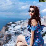 Eshanya Maheshwari Instagram - Escape and breathe the air of new places 💁🏻‍♀️☺️ #oia #santorini #greece #travelblogger #freshbreath Oía, Kikladhes, Greece