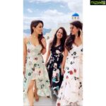 Eshanya Maheshwari Instagram - “A good laugh and friends to go on adventures are two best cure for anything”😁🙌🏻💃🏼💃🏼💃🏼💁🏻‍♀️✨💫 #santorini #oia #travel #travelblogger #friends Oía Santorini, Greece