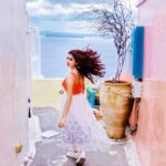 Eshanya Maheshwari Instagram - “Let’s wonder where the wifi is weak”🙌🏻✌🏻💫 #oia #greece🇬🇷 #santorini #travelblogger #instatravel Oía, Kikladhes, Greece