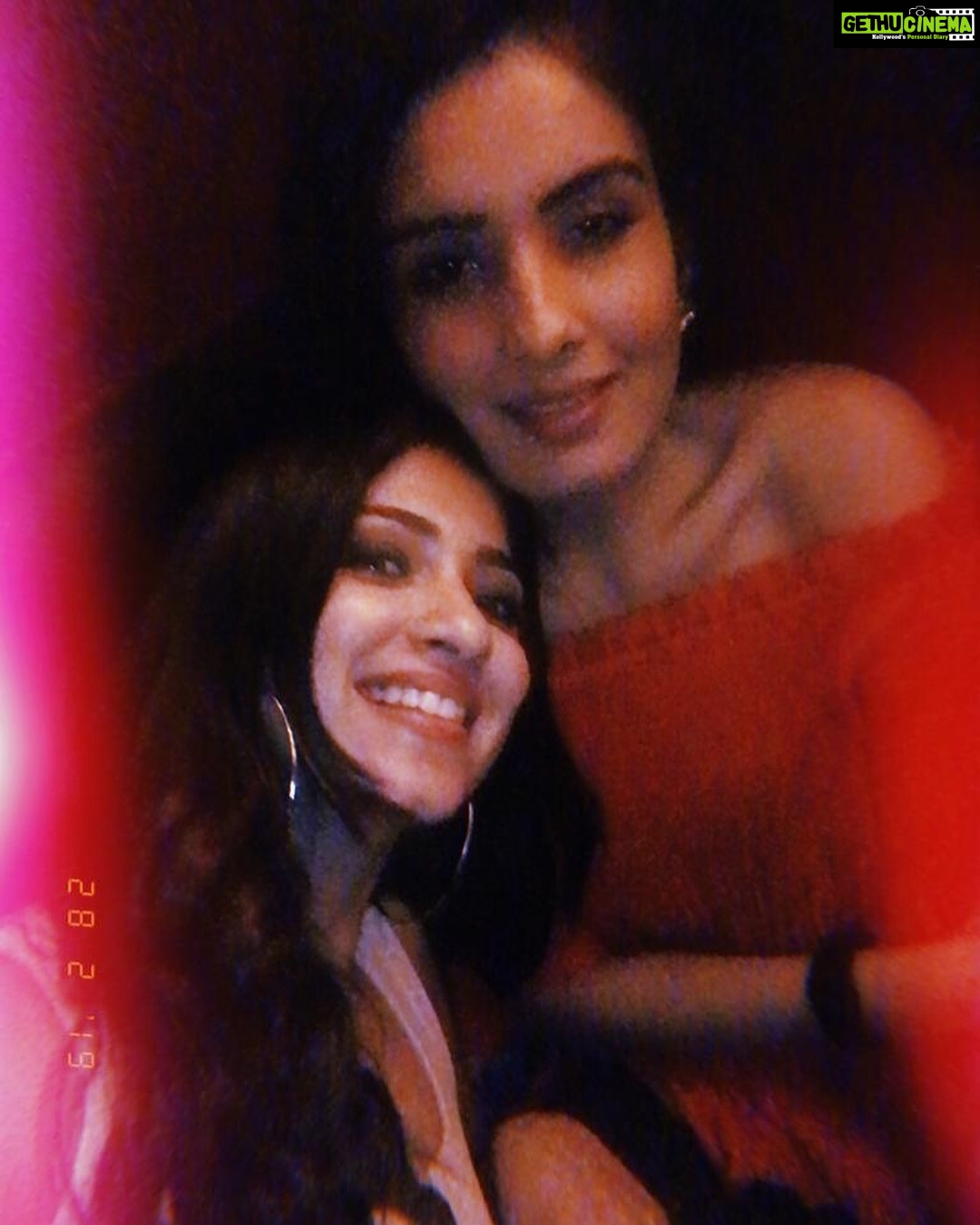 Eshanya Maheshwari Instagram - No one will ever be as entertained by us as us 😜🤣😁🙃 👯♀️ @sonalikukreja_ #unfiltered #friendship #crazywe #bff #moods #hujicam Silver Beach Cafe