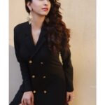 Eshanya Maheshwari Instagram - SHOPPING RULE NO :- 001 If it’s not BLACK 😳 Put it BACK 😉✌🏻 Outfit- @srstore09 Photo courtesy- @rishinakandhari #loveforblack🖤 #blackisback #srstore #rishinakandhariphotography